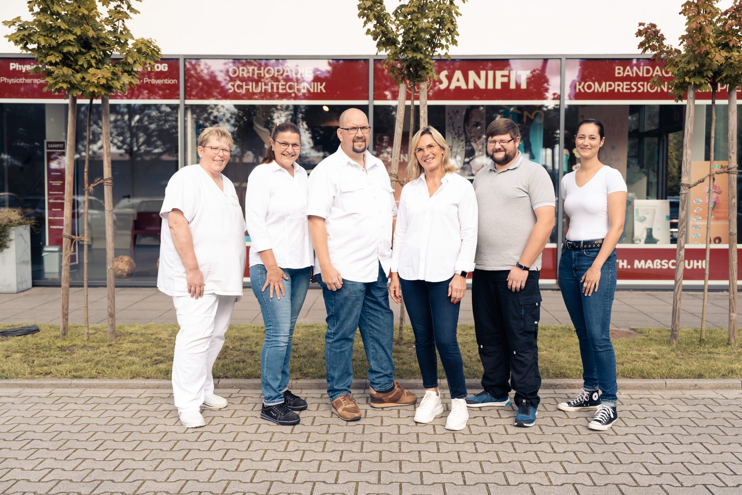 Das Sanifit-Team vor dem Geschäft in der Nesserlander Straße